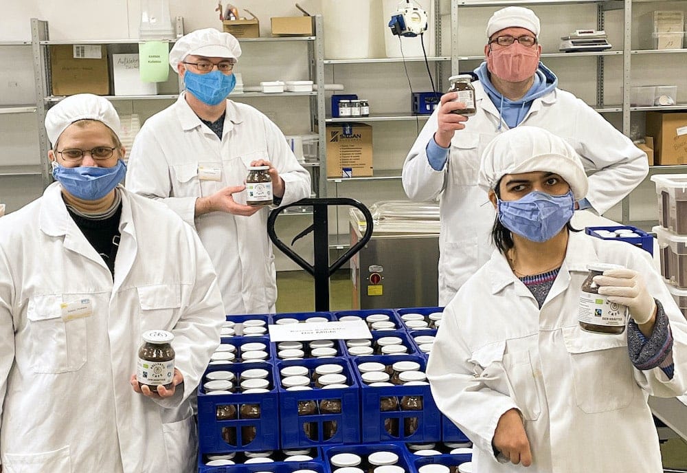 Die Abfüllung von Bio Tee und Bio Kaffee von KarmaKollektiv sorgt für Inklusion von Mitarbeitern der BWB