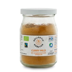 Bio Gewürz Curry Mild, CO2 neutral produziert, freigestellt auf weißem Hintergrund im Mehrwegglas.