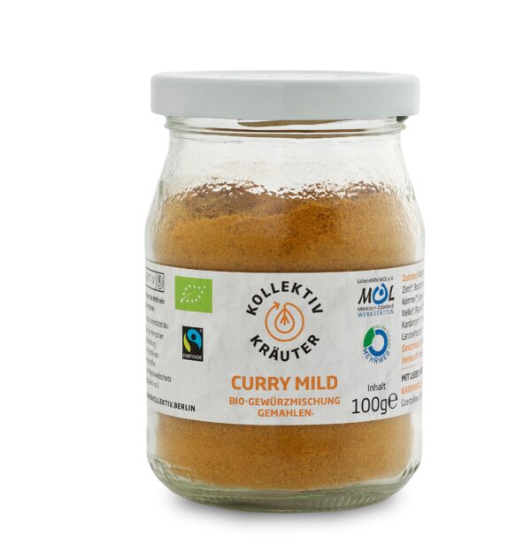 Bio Gewürz Curry Mild, CO2 neutral produziert, freigestellt auf weißem Hintergrund im Mehrwegglas.