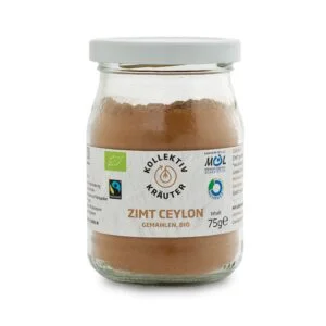 Bio Gewürz Zimt Ceylon, CO2 neutral produziert, freigestellt auf weißem Hintergrund im Mehrwegglas.