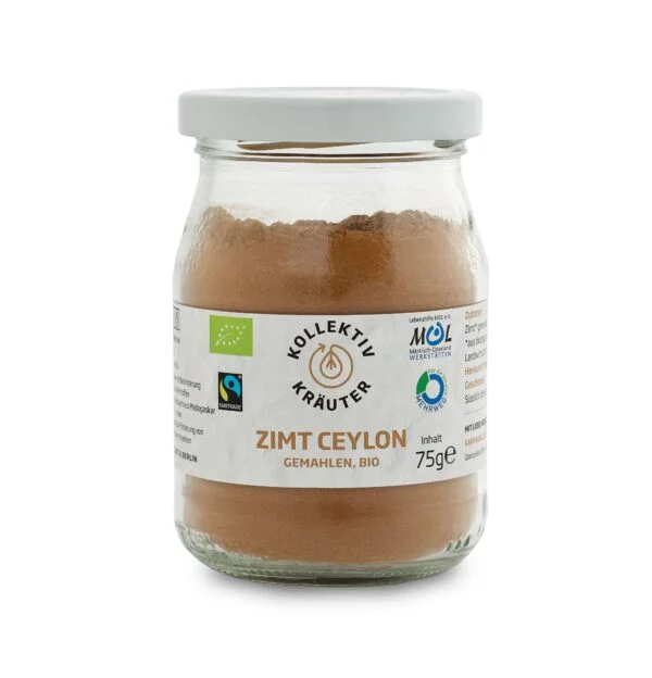 Bio Gewürz Zimt Ceylon, CO2 neutral produziert, freigestellt auf weißem Hintergrund im Mehrwegglas.